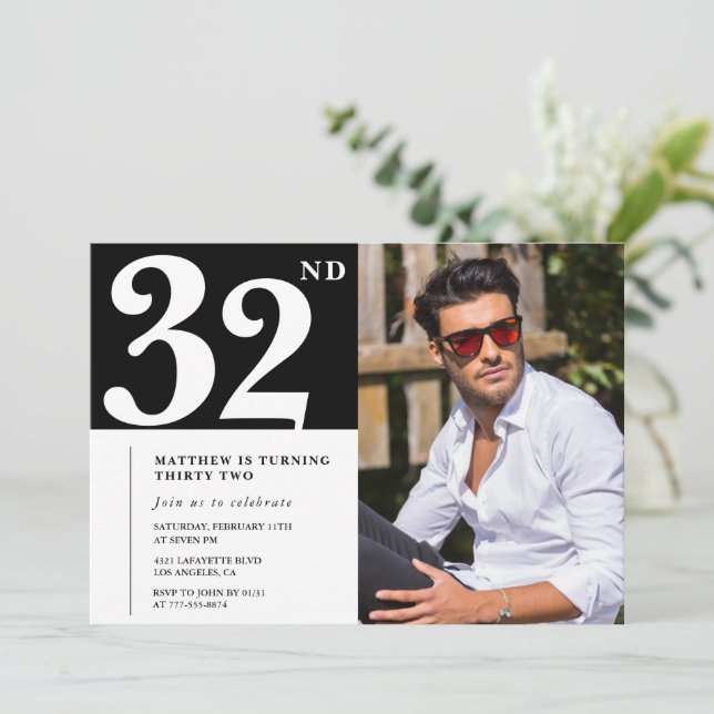 Invitations de 32e anniversaire en noir et blanc (Debout devant)