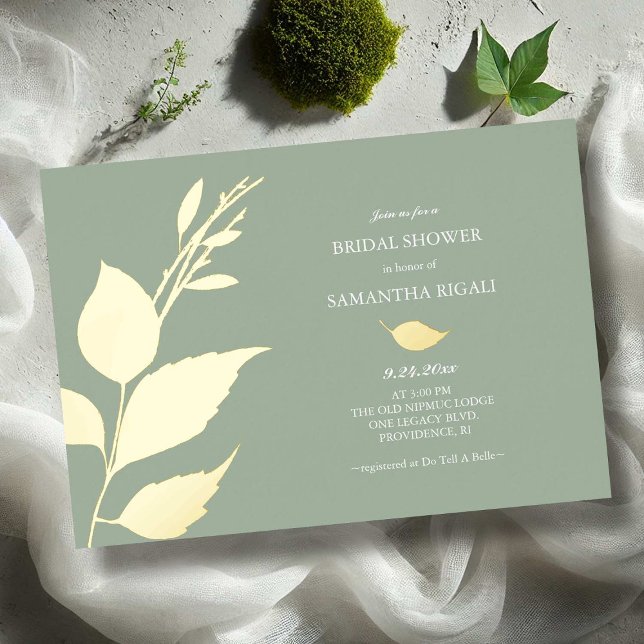 Invitations de douche nuptiale Sage Green Gold (Sage green bridal shower invitations feature gold foil leaves by Do Tell A Belle)