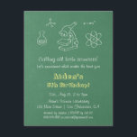 Invitations de fête d'anniversaire de la Science<br><div class="desc">Cette invitation de fête d'anniversaire de la science est conçue de ressembler à un tableau vert avec des griffonnages de diverses icônes de la science dans le blanc. Sur l'avant, il y a un flacon de laboratoire, la structure de liaison chimique, formules d'un microscope, de l'énergie e=mc2 et un atome....</div>
