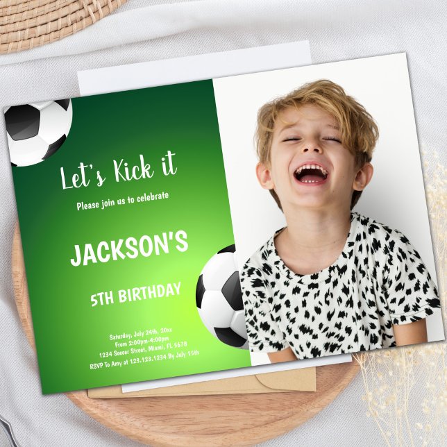 Invitations de parties sportives personnalisables  (Let's Kick it Green Back Soccer Birthday photo Invitation)
