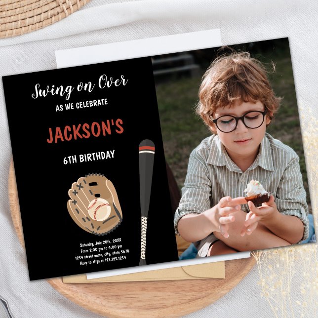 Invitations de parties sportives personnalisables  (Black Background Baseball Birthday Invitations pho)