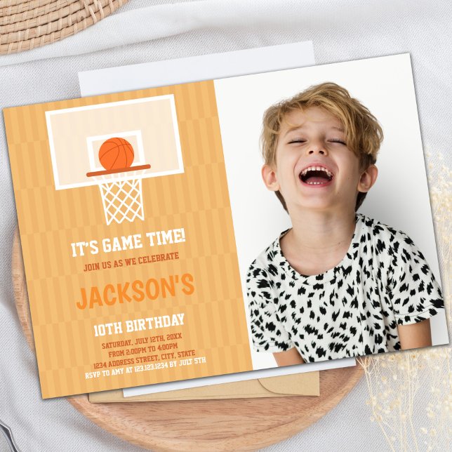 Invitations de parties sportives personnalisables  (Orange Backside Basketball Birthday Invitations ph)