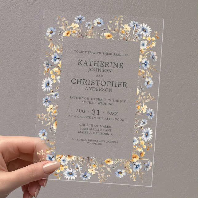 Invitations En Acrylique Dusty Blue Fleurs sauvages mariage élégant (Dusty Blue Wildflowers Elegant Clear Acrylic Wedding Invitation with Couples First and Last Names.)