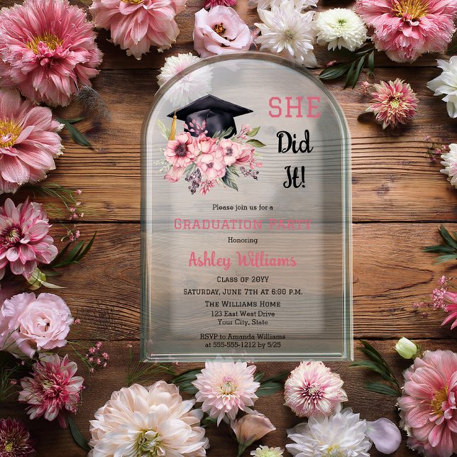 Invitations En Acrylique Grad Casquette et rose Floral Elle l'a fait Grad P (Grad Cap and Pink Floral Swag Bouquet "SHE Did It!" Graduation Party Acrylic Invitation)