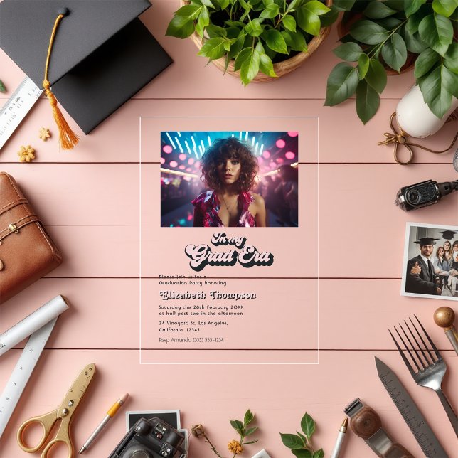 Invitations En Acrylique Retro Vibes Branché Dans Mon Grad Era Graduation P (Retro Vibes Trendy In My Grad Era Graduation Party Acrylic Invitations)