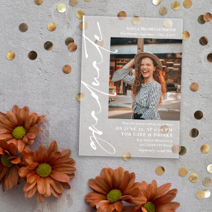 Invitations En Acrylique Signature blanche Script Photo Graduation Party