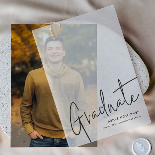 Invitations En Vélin Diplôme de Script Moderne Simple Photo Remise des  (Simple script overlay graduation photo vellum invitation announcements.)