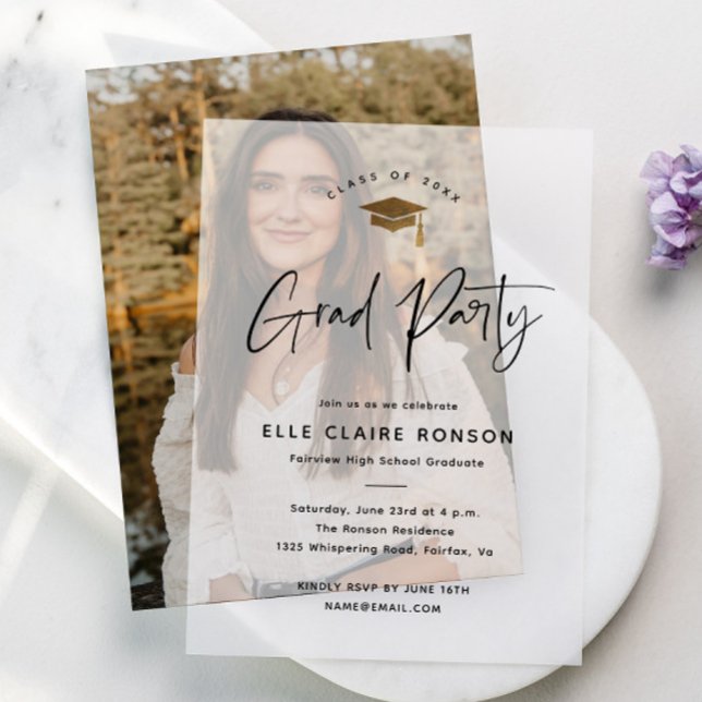 Invitations En Vélin Jeu de graduation Casquette d'or de script moderne (Modern script grad party vellum invitation with gold cap. Overlay for card photo card or use alone. )