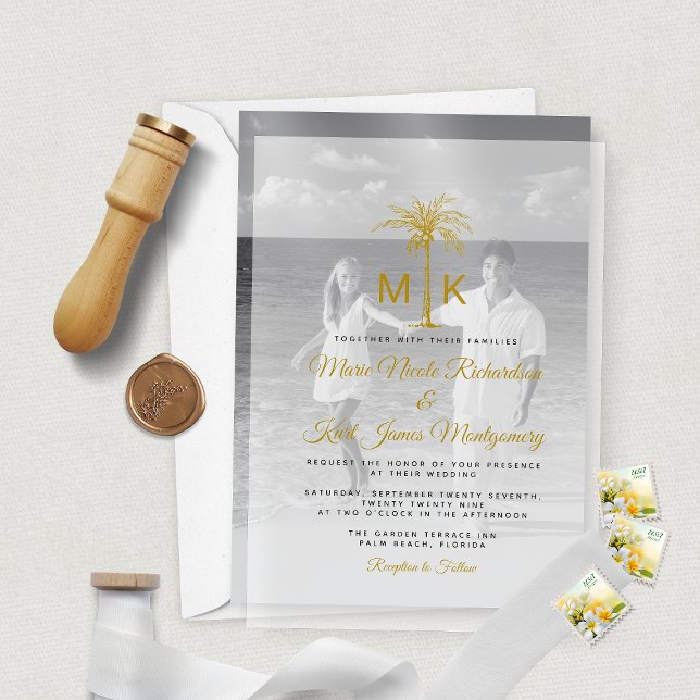 Invitations En Vélin Monogram Gold Palm Tree Mariage de plage formelle (Monogram Gold Palm Tree Formal Beach Wedding Vellum Invitation; photo enclosure card sold separately)