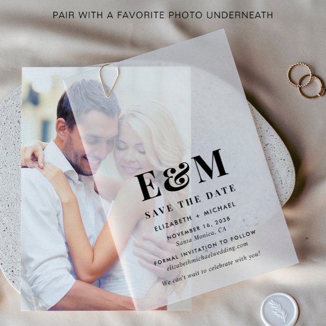 Invitations En Vélin Monogramme Gras Moderne Enregistrer La Date (Elevate your save the date announcements with the timeless beauty of vellum overlays)