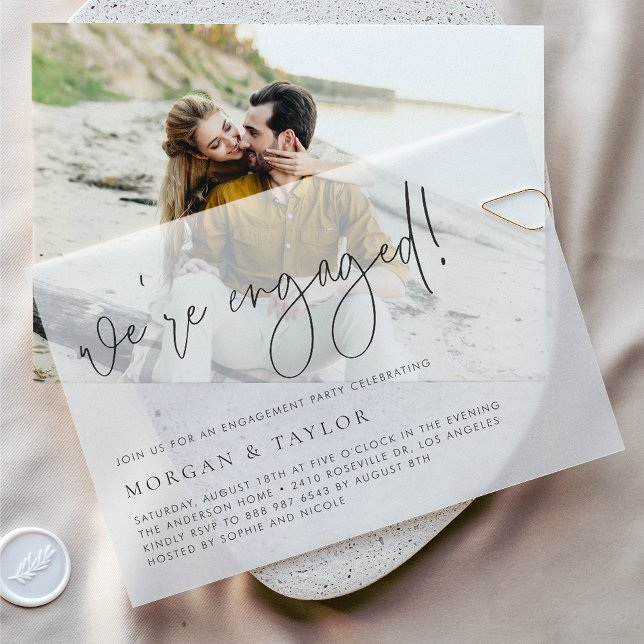 Invitations En Vélin Partie d'engagement pour le script manuscrit noir  (This minimalist vellum engagement party invitation features modern calligraphy and a clean layout.)