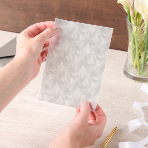 Invitations En Vélin Plumes grises et blanches en superposition sur vél