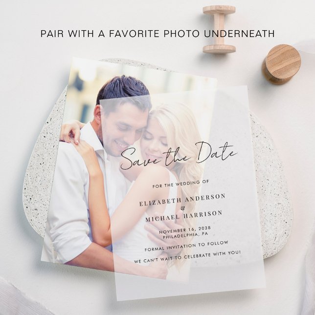Invitations En Vélin Script moderne minimal Enregistrer la superpositio (Elevate your wedding save the date announcements with the timeless beauty of vellum overlays)