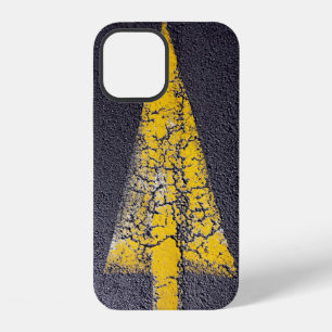iPhone 12 Flèche jaune fissurée sur une route Coque Case-Mat