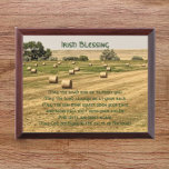 Irish Blessing Hay Bales dans une plaque murale<br><div class="desc">Plaque murale en bois qui présente l'image d'un champ de ferme plein de balles de foin ainsi qu'une Bénédiction irlandaise traditionnelle imprimée en lettres celtiques vertes. Sélectionnez la taille de la plaque murale. Fait un cadeau réfléchi pour la famille et les amis!</div>