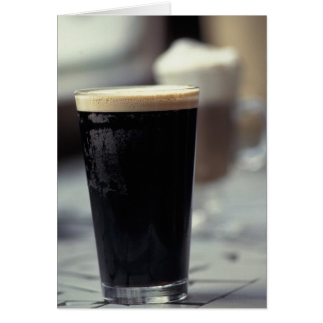 Irlande. Verre de bière brune. (Devant)