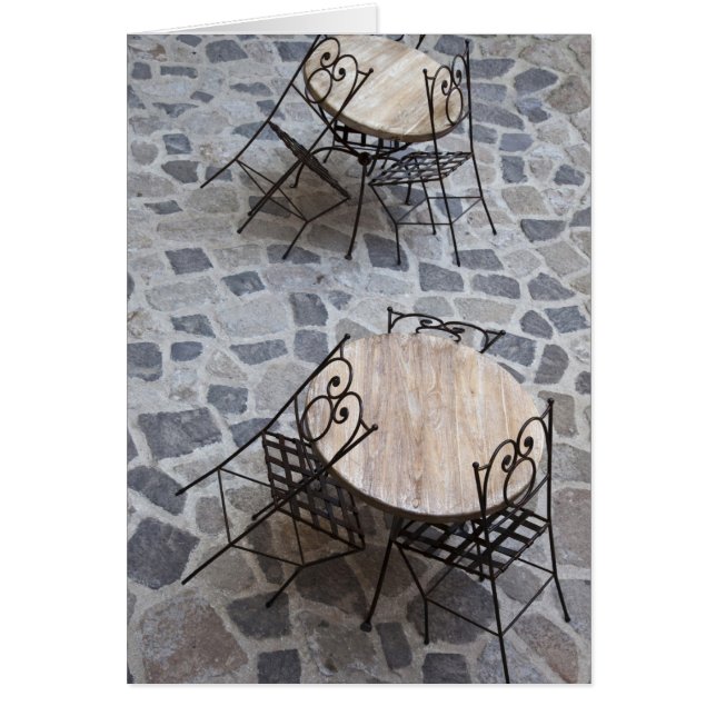 Italie, Sardaigne, Castelsardo. Tables de café. (Devant)