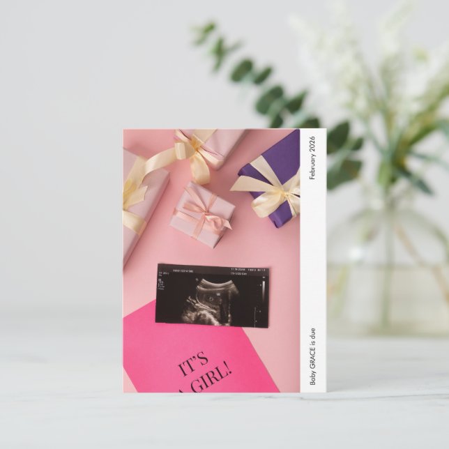 It's a Girl Photo Baby Announcement Card (Debout devant)