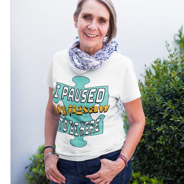 J'ai mis mon Jigsaw en pause pour être ici T-Shirt (Créateur téléchargé)