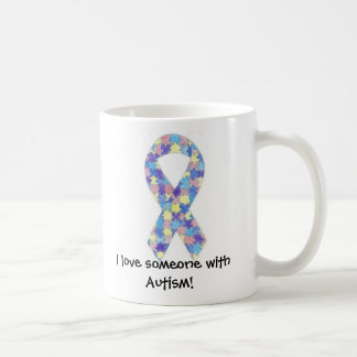 J'aime quelqu'un avec la tasse d'autisme