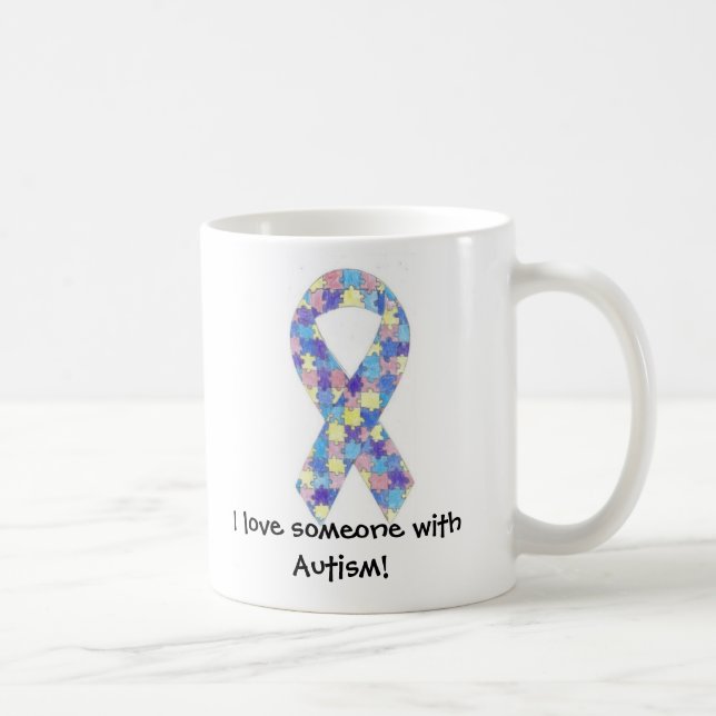 J'aime quelqu'un avec la tasse d'autisme (Droite)