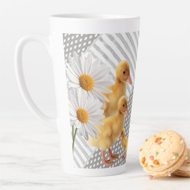 Jaune Chicks Daisy Stripe Latte Mug (En situation)