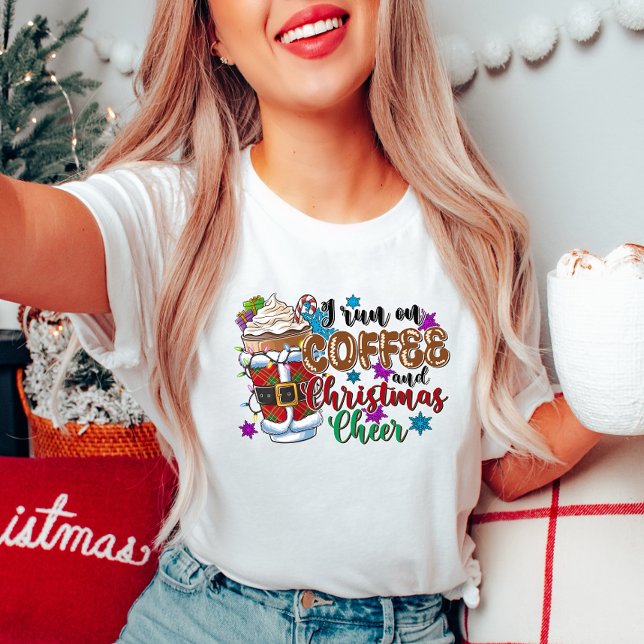 Je cours sur le café et le T-shirt de Noël Cheer (Créateur téléchargé)