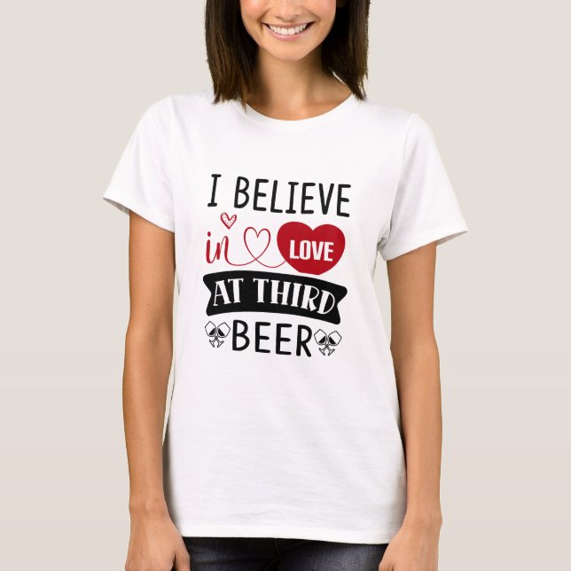 Je crois à l'amour de la troisième bière T-Shirt (Devant)