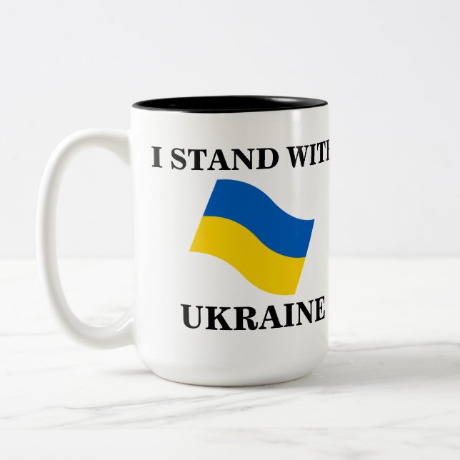JE ME TIENS AVEC LE MUG DE CAFÉ UKRAINE (Gauche)