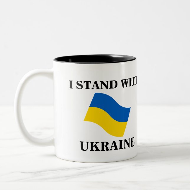 JE ME TIENS AVEC LE MUG DE CAFÉ UKRAINE (Gauche)