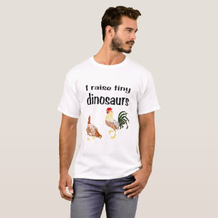 Je soulève le T-shirt minuscule de dinosaures