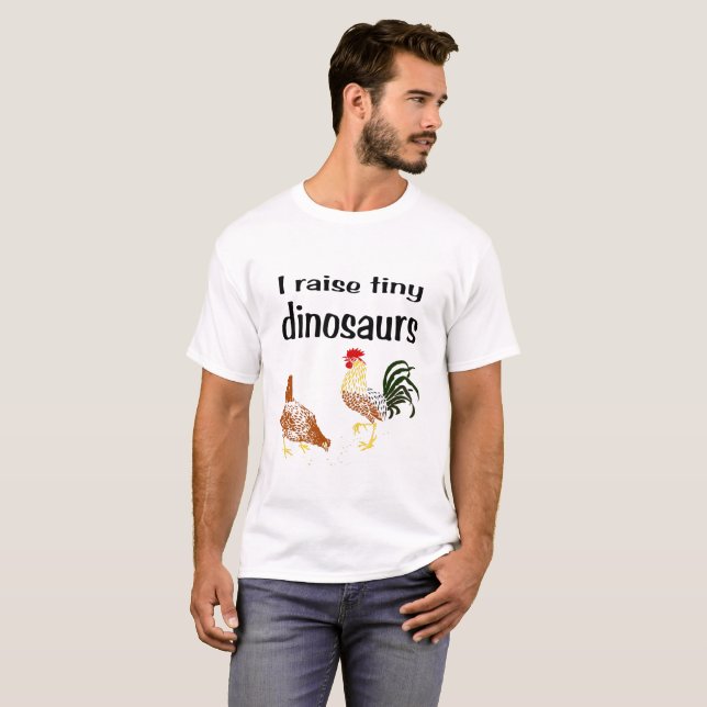 Je soulève le T-shirt minuscule de dinosaures (Devant entier)