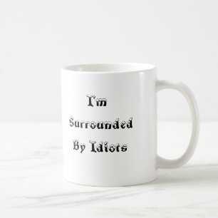 Je suis entouré par des idiots - tasse
