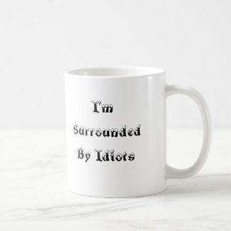Je suis entouré par des idiots - tasse