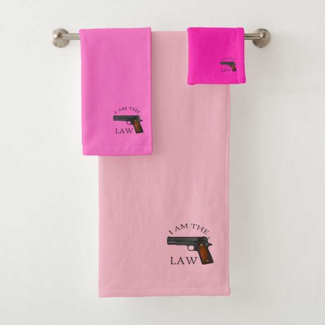 Je suis la loi avec un pistolet à main (rose) (En situation)