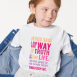 Je suis le Chemin des enfants T-shirt aux couleurs<br><div class="desc">T-shirt chrétien avec le verset biblique de Jean 14:6 Jésus lui dit : "Je suis le chemin, la vérité et la vie. Personne ne peut venir au Père sauf par moi". Les versets sont en rouge orange et rose et en calligraphie mixte et typographie minimaliste. Ce design de foi moderne...</div>
