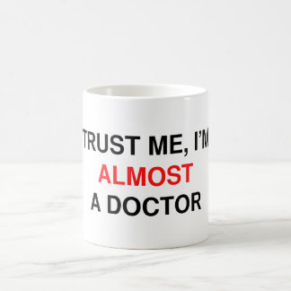 Je suis presque un docteur. Tasse