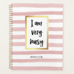 Je suis très occupé | Aquarelle rose et or<br><div class="desc">Ce planificateur élégant dit "Je suis très occupé" dans la typographie noire moderne,  dans un cadre en faux or. L'arrière - plan est décorée avec un look aquarelle rose et blanc rayé,  et vous pouvez la personnaliser avec votre nom.</div>