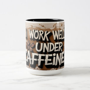 "Je Travaille Bien Sous La Caféine - Mug De Café"