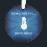Jésus T'Aime Beaucoup De Neige ! Christian Snowman<br><div class="desc">Ce magnifique ornement Keepsaké présente un design graphique mignon et amusant pour l'hiver. Il comprend un bonhomme de neige sur un arrière - plan de différentes nuances de bleu avec de la neige en chute libre. Le message chrétien dit : "Jésus vous aime... beaucoup de neige !" L'ornement est fait...</div>