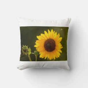 Jeter des oreillers avec de beaux motifs floraux -