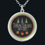 Jeter Le Dice WItches Collier<br><div class="desc">Fun Throw Le collier Dice Witches est parfait pour un cadeau ou un prix. Les vedettes sont trois sorcières casquette et trois dés customisés qui comportent des sorcières volantes. Parfait pour Las Vegas, Casino's Casino Night, Craps, Bunco et plus. Amusement pour les événements thématiques d'Halloween.</div>