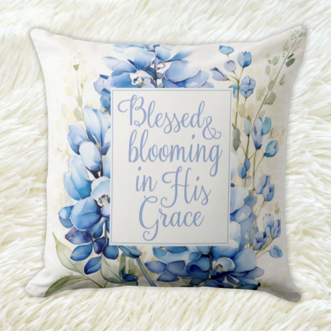 Jeter Oreiller Béni et florissant Cadeau de Pâques (Throw Pillow Blessed and Blooming in His Grace Bluebonnet Floral Easter Gift nursery decor)