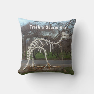 Jetez un oreiller avec Old Dino Bones Home Decor.