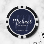 Jetons De Poker Groomsmans de marine moderne Script personnalisé<br><div class="desc">Ajoutez une touche personnelle à votre mariage avec des puces de poker personnalisées pour groomsmen. Ce design présente le nom des groomsmen personnalisées en style de police de script moderne blanc et monogramme en style de police de script moderne bleu marine clair comme arrière - plan avec titre et date...</div>