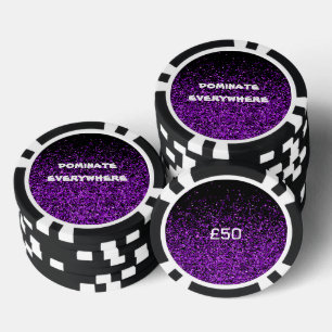 Jetons De Poker La Parties scintillant violette sur le noir domine