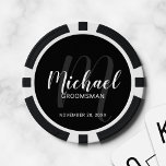 Jetons De Poker Noir Script moderne Groomsmen personnalisé<br><div class="desc">Ajoutez une touche personnelle à votre mariage avec des puces de poker personnalisées pour groomsmen. Ce design présente le nom des groomsmen personnalisées en style de police de script moderne blanc et monogramme en style de police de script moderne gris comme arrière - plan avec titre et date mariage en...</div>