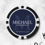 Jetons De Poker Nom et monogramme des Groomsmen Personnalisés de l<br><div class="desc">Ajoutez une touche personnelle à votre mariage avec des puces de poker personnalisées pour groomsmen. Ce design présente le nom du marionnettiste personnalisé avec titre et date mariage en blanc et monogramme en bleu marine clair comme arrière - plan, dans le style de police serif classique, sur arrière - plan...</div>