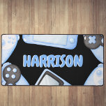 Jeu bleu aquarelle personnalisé<br><div class="desc">Voici notre dernier accessoire de jeu incontournable pour enfants - le Top Mat de bureau à thème bleu! Designed a un arrière - plan noir, avec des contrôleurs bleu aquarelle, consoles et est personnalisée avec leur nom dans une police de bulle amusante. Ce tapis est doté d'un support antidérapant pour...</div>