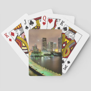 Jeu De Cartes Avances de pont à travers la voie d'eau vers Miami